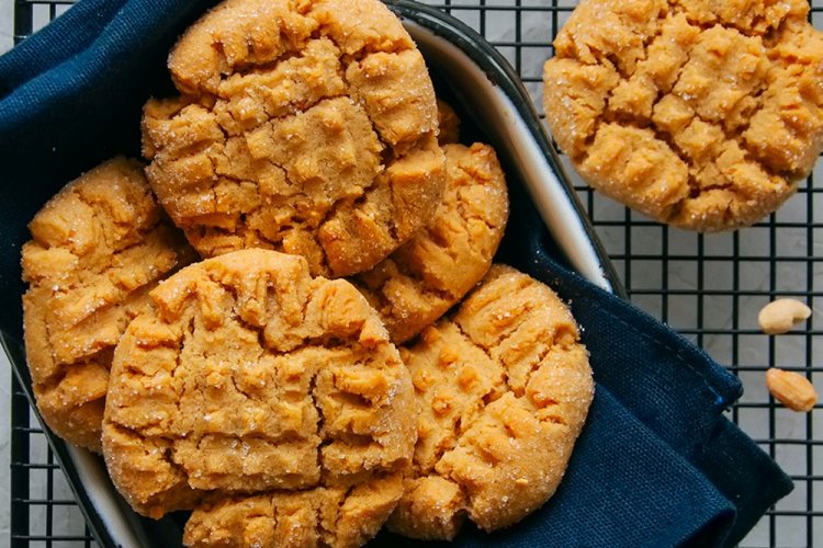 Galletas de cacahuete saludables con leche de almendras