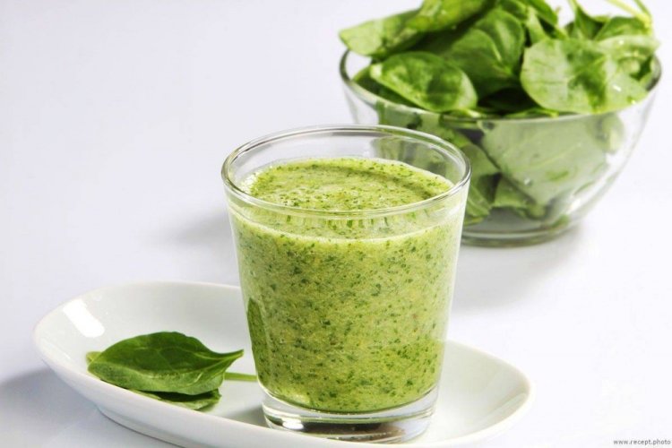 Smoothie de espinacas y leche de almendras