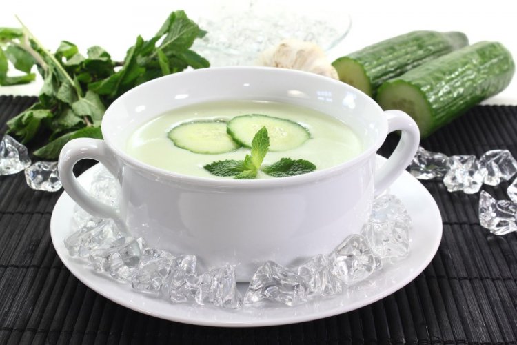 Sopa fría de pepino con leche de almendras