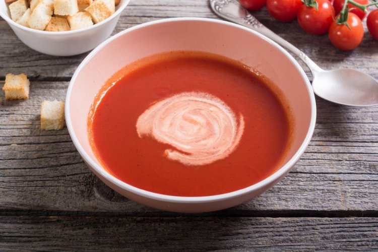 Sopa de tomate con leche de almendras
