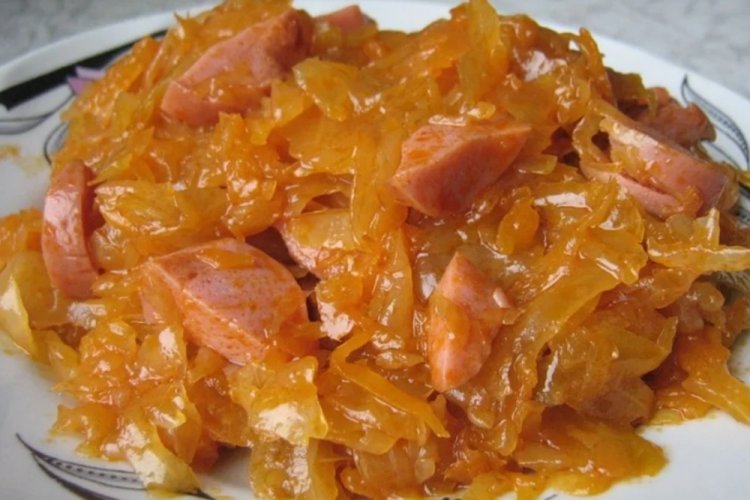 Relleno de col y salchicha para empanadillas