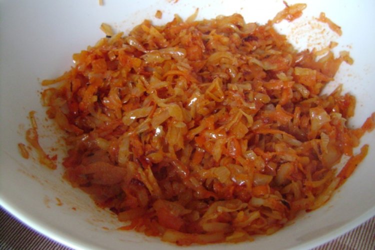 Relleno de col y manzanas para empanadillas