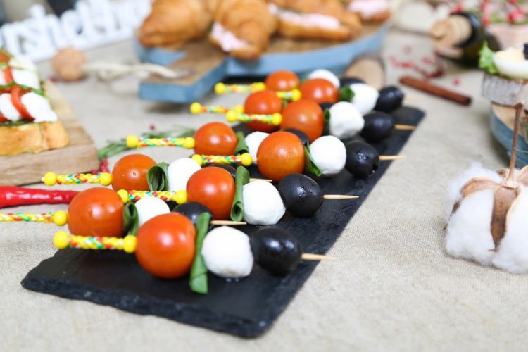 Canapés de tomate y mozzarella