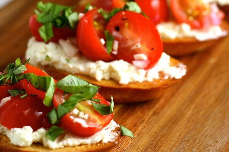Bruschettas con tomate y queso crema