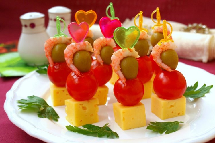 Canapés con tomate y camarones
