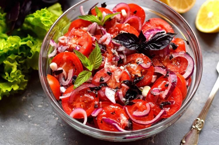 Aperitivo de tomate con cebolla y miel