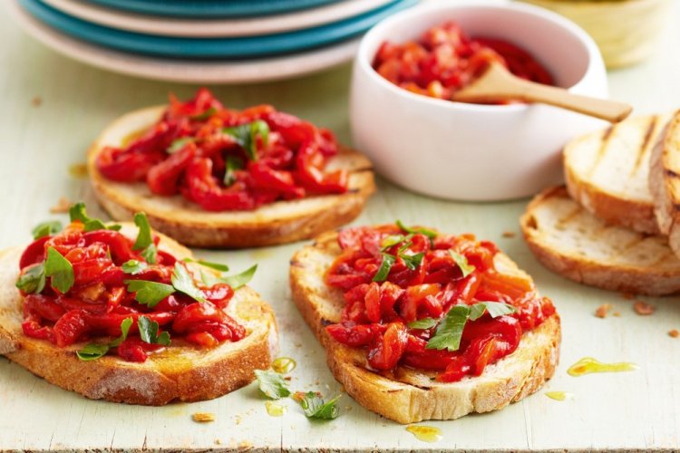 Bruschettas con tomate y pimiento morrón