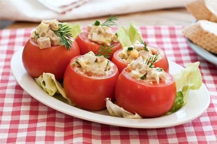 Tomates rellenos con jamón y queso