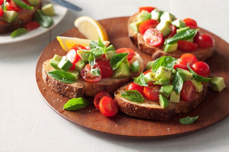 Bruschettas con tomate y aguacate