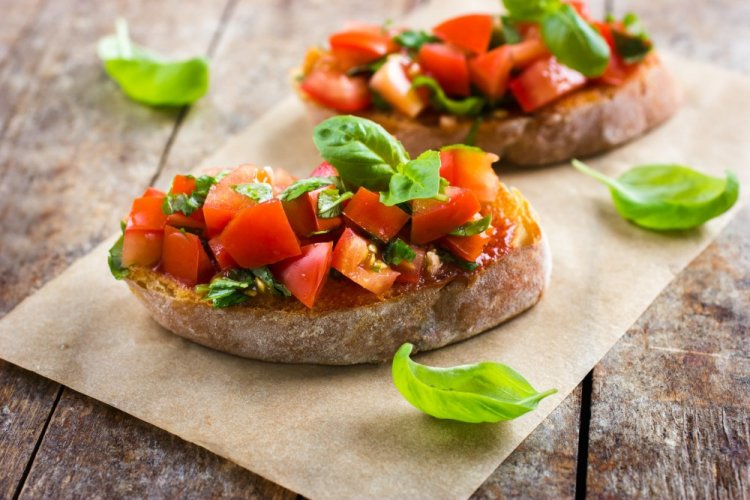 Bruschetta con tomate y albahaca