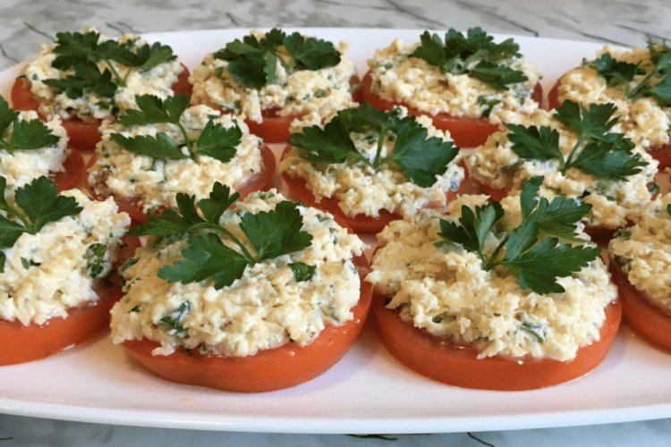 Aperitivo de tomate con queso y nueces