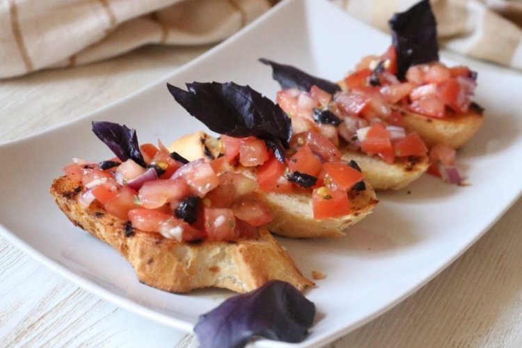 Canapés con tomates cherry fritos