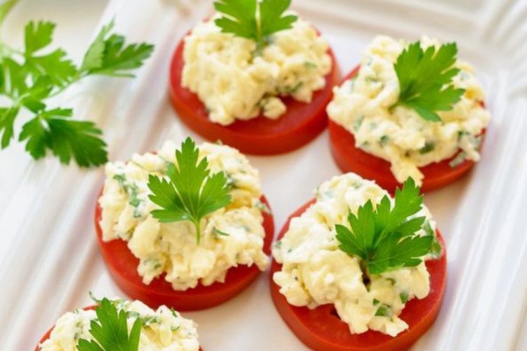 Aperitivo de tomate con queso y huevos