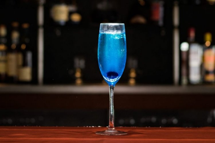 Cóctel Espumoso con Blue Curaçao