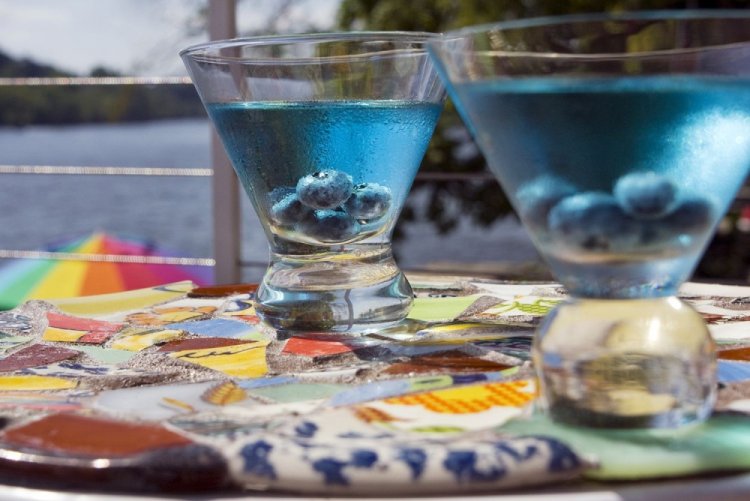 Cóctel con Vodka de Melocotón y Blue Curaçao