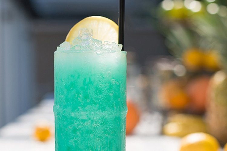 Cóctel Tropical con Blue Curaçao