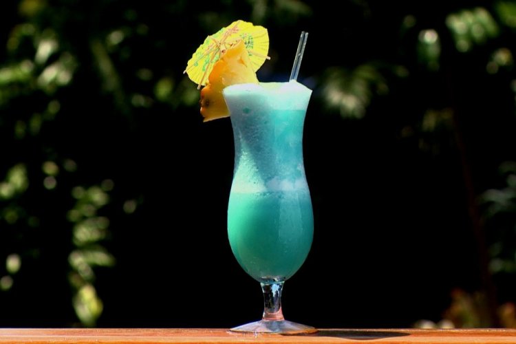 Cóctel con Blue Curaçao y helado