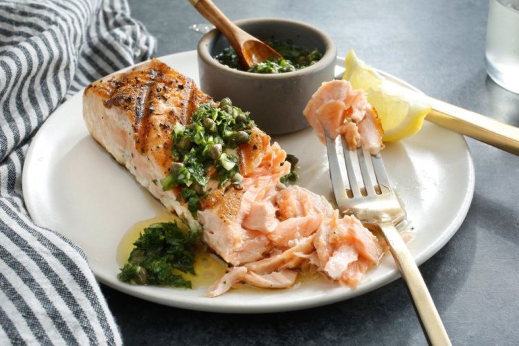 Tender Grilled Salmon with Aromatic Sauce