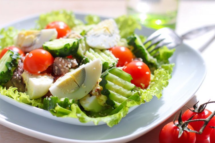 Tuna Salad with Vegetables and Eggs