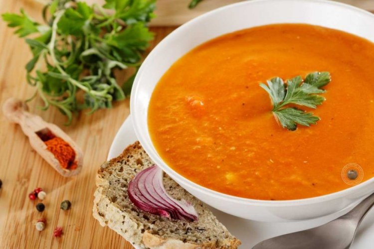 Sopa crema de lentejas con pasta de tomate