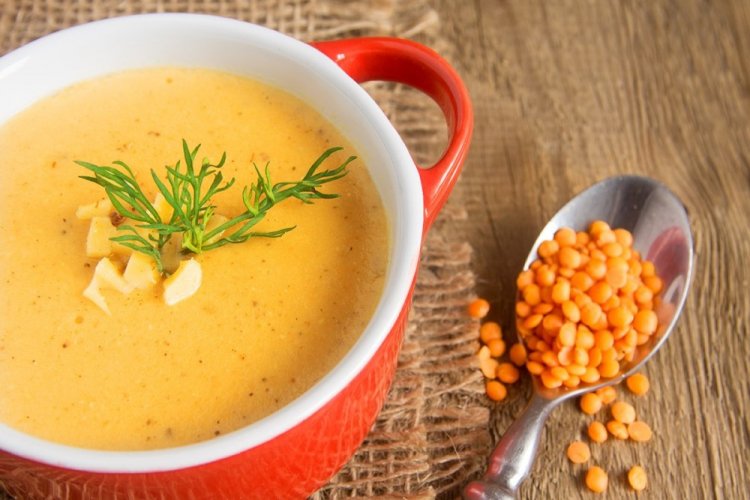 Sopa crema de lentejas con guisantes