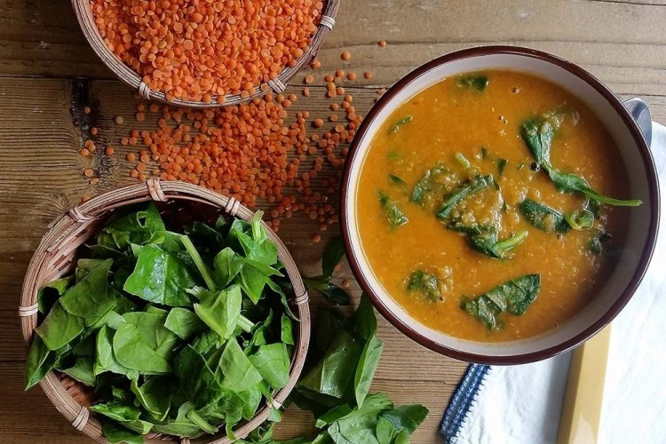 Sopa crema de lentejas con espinacas