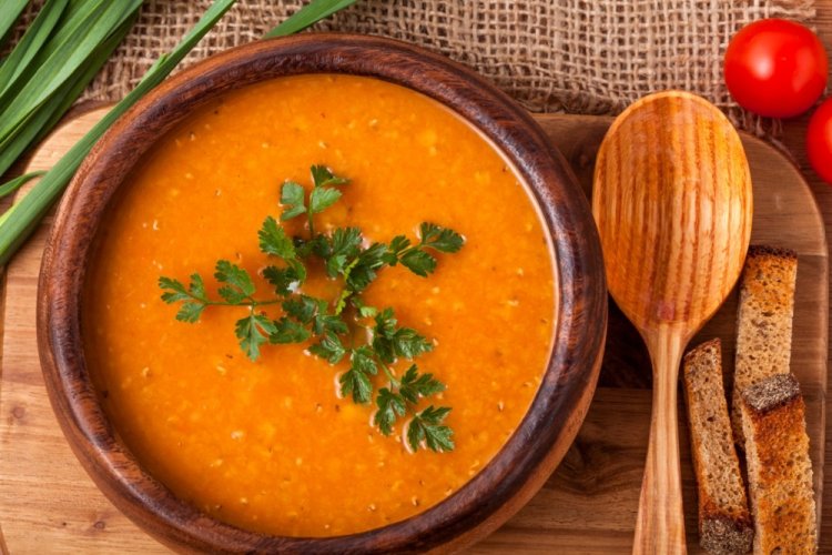Sopa crema de lentejas con berenjenas