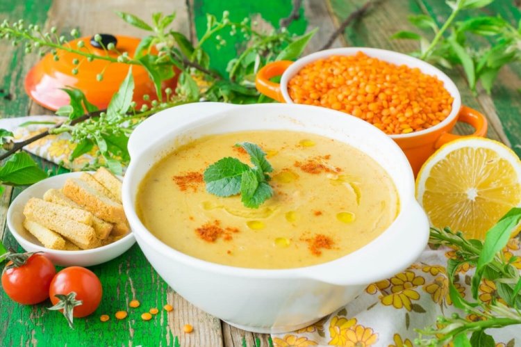 Sopa crema de lentejas con leche de coco
