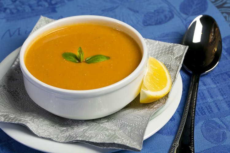 Sopa crema de lentejas a la turca