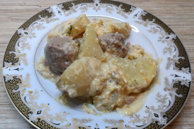 Meatballs with Potatoes in Cream Sauce