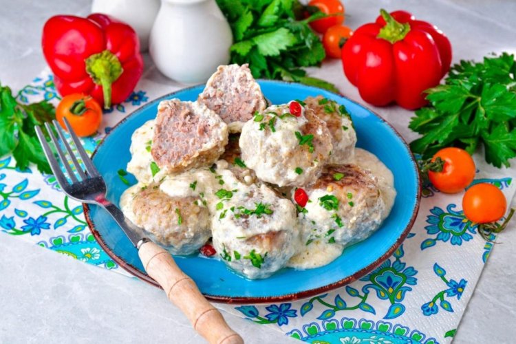 Meatballs with Vegetables in Cream Sauce