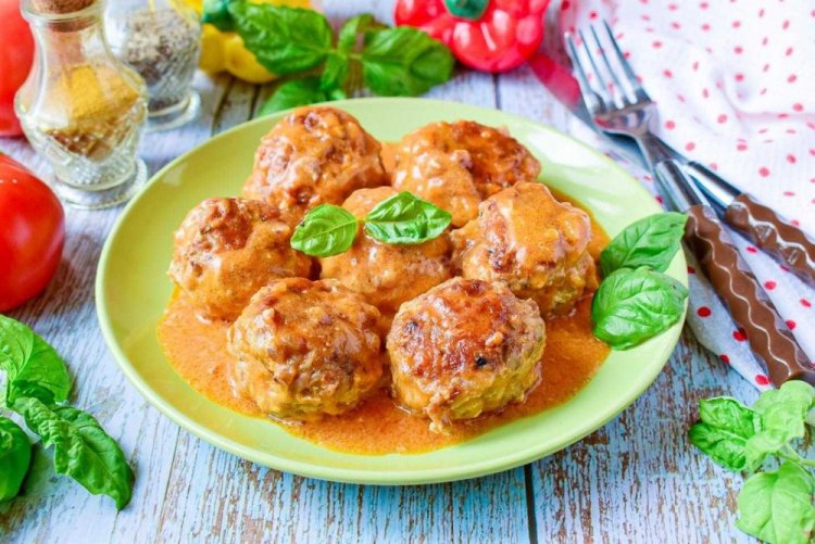 Meatballs in Cream Sauce with Tomato Paste