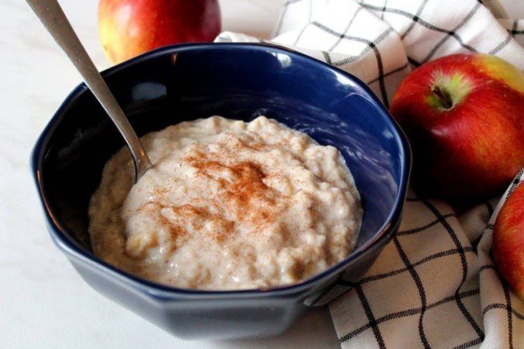 Oatmeal with Apple Puree and Rice Milk