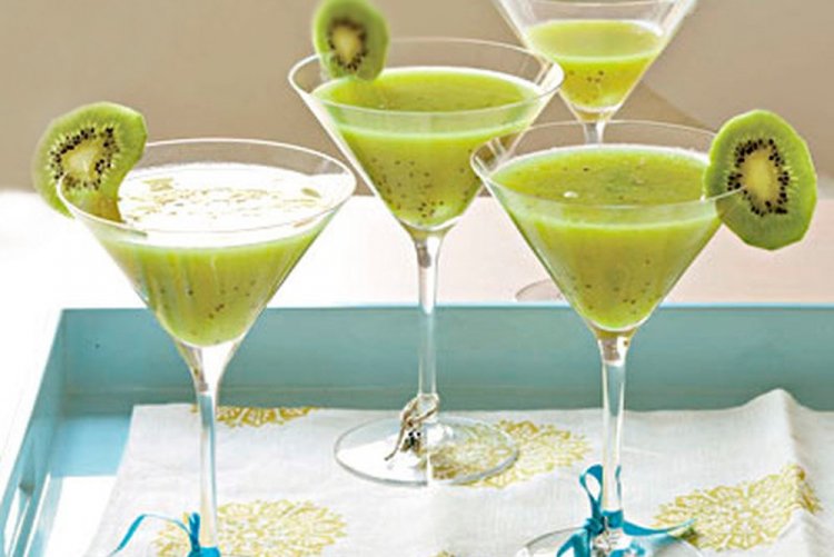 Champagne and Kiwi Cocktail