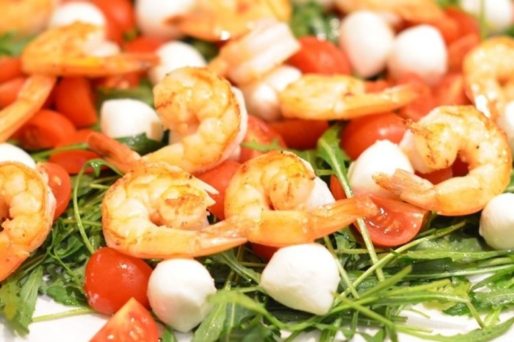 Healthy Shrimp, Arugula, and Mozzarella Salad