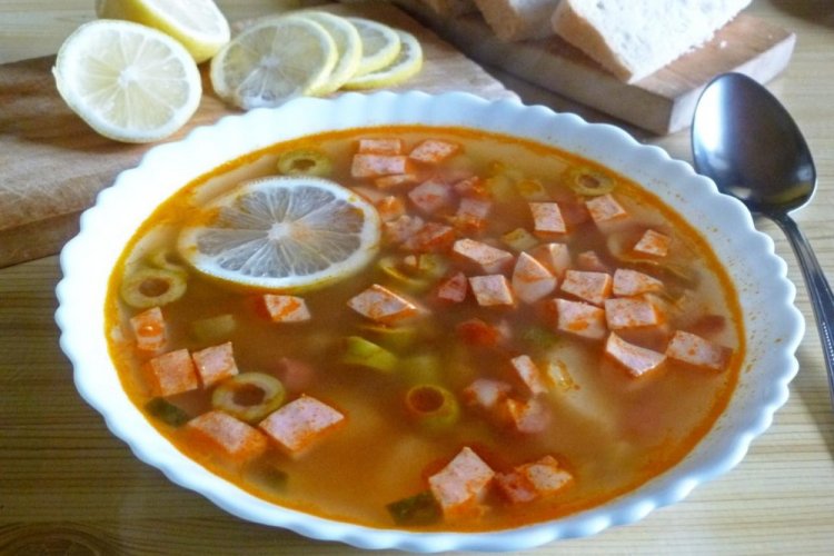 Solyanka con salchichas y pepinillos