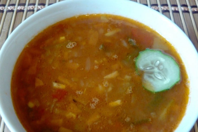 Solyanka estudiantil con salchichas y arroz