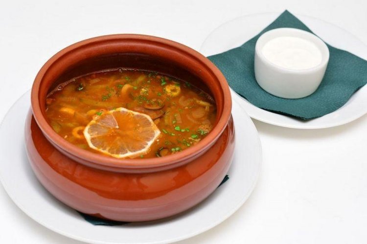 Solyanka con salchichas en cazuelas de barro