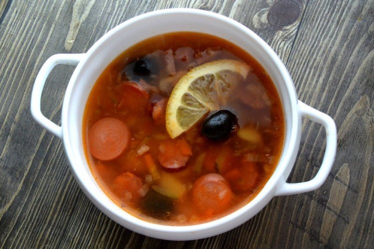 Solyanka con salchichas, salchichas de caza y zumo de tomate