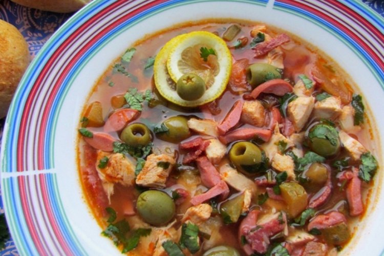 Solyanka con pollo y salchichas