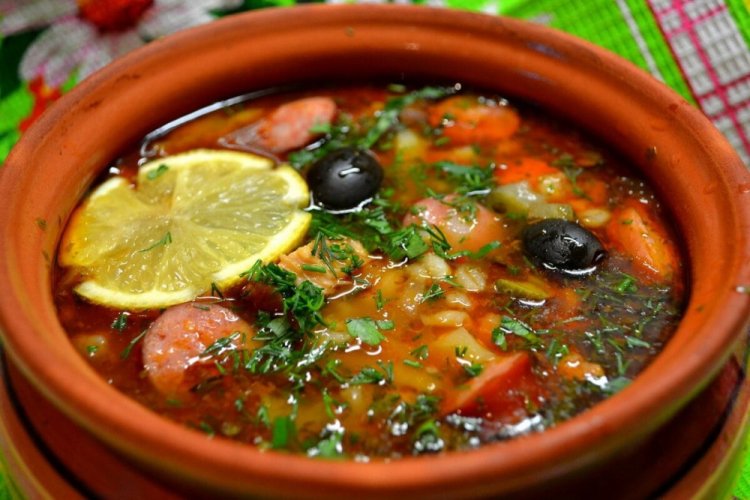 Solyanka con cerdo y salchichas