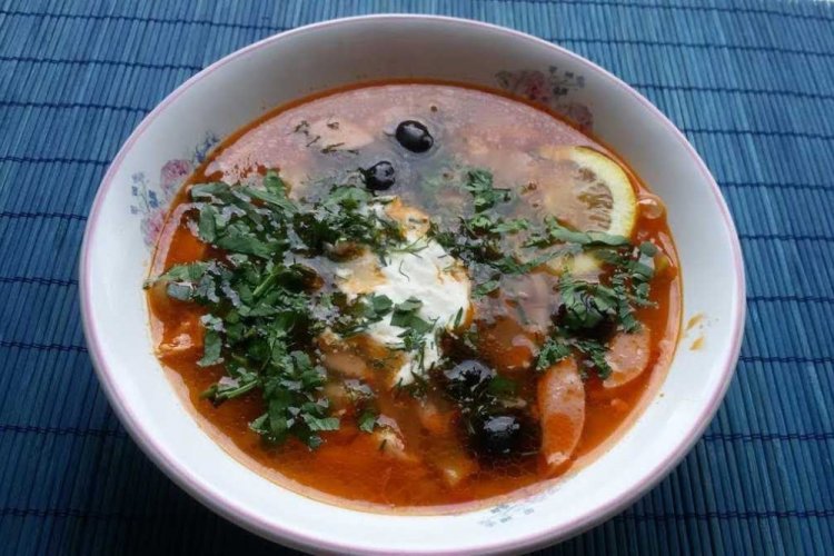 Solyanka con salchichas y alcaparras