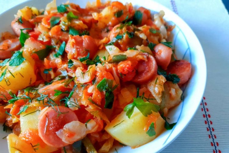 Solyanka de chucrut con salchichas y patatas