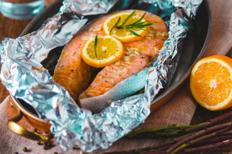 Filete de salmón con limón y romero al horno