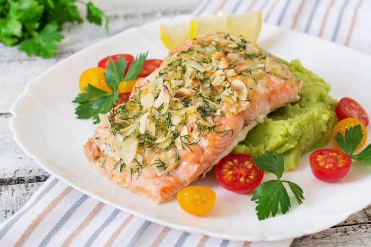 Filete de salmón con almendras y queso al horno