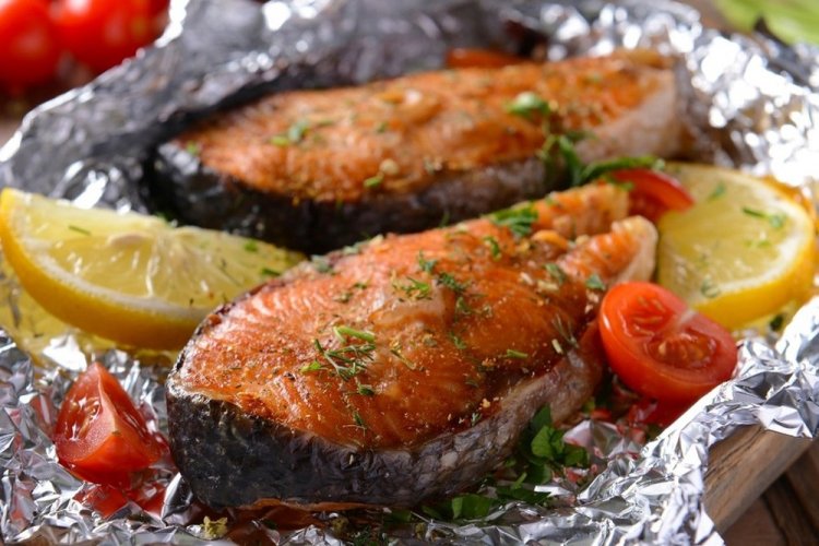 Filetes de salmón en papel de aluminio