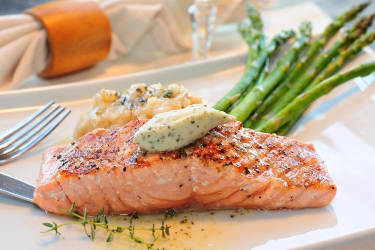 Filetes de salmón al horno con vino blanco