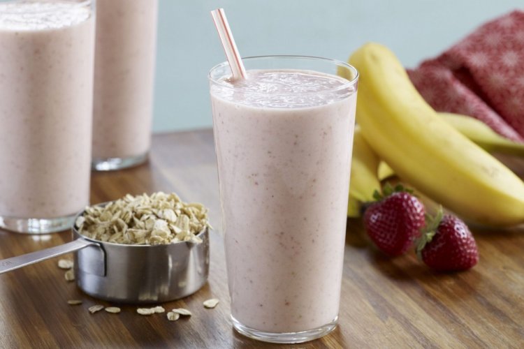 Smoothie de frutas y bayas con leche de avena
