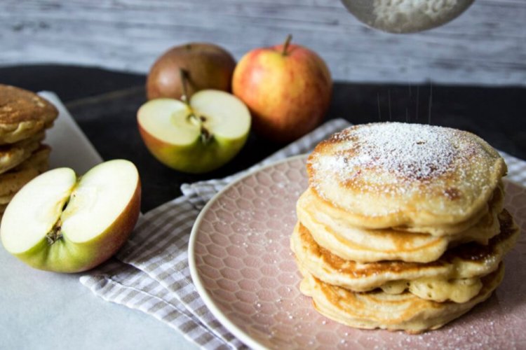 Tortitas de manzana con leche de avena
