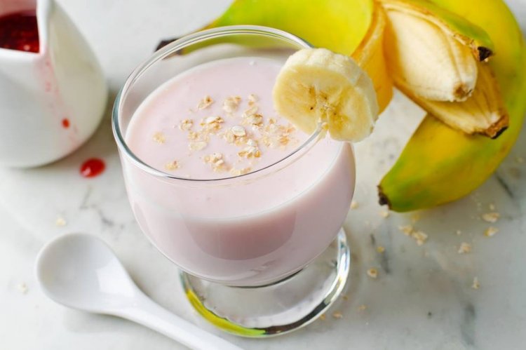Batido de plátano y bayas con leche de avena